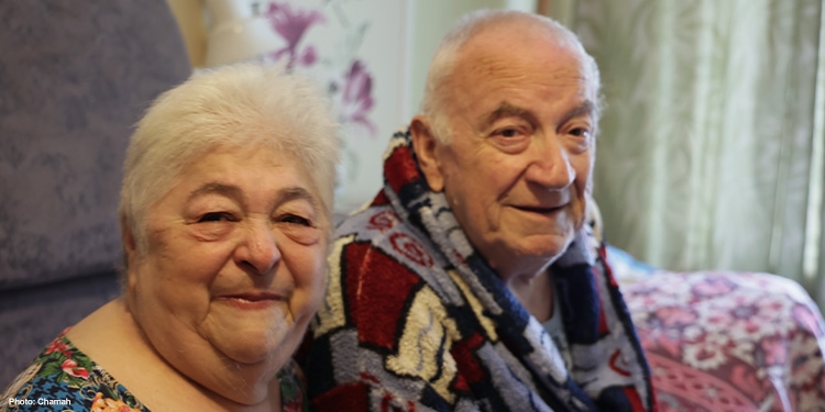 Elderly couple sittingn on a sofa