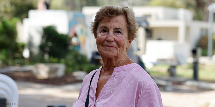 Elderly woman wearing a pink shirt