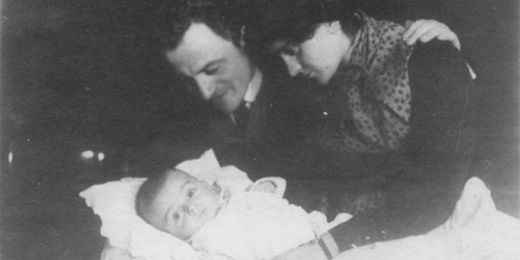 Dr. Emanuel Ringelblum with wife and child