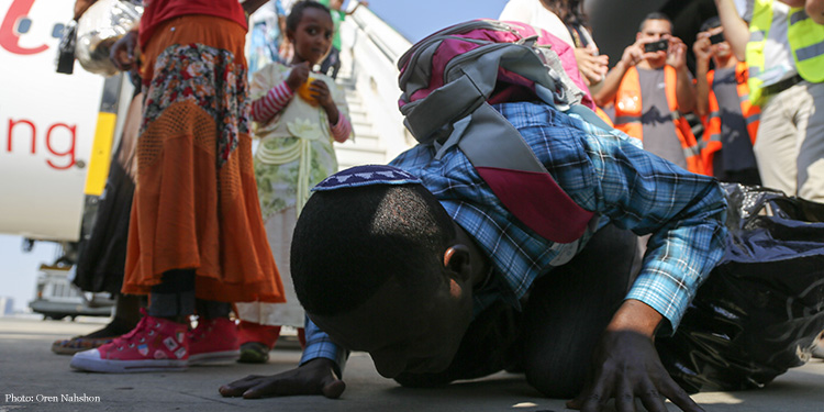 Ethiopian Jew kisses the ground after arriving in Israel