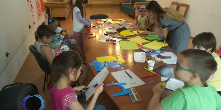A group of kids at IFCJ's summer camp for Ukrainian disadvantaged families making crafts.