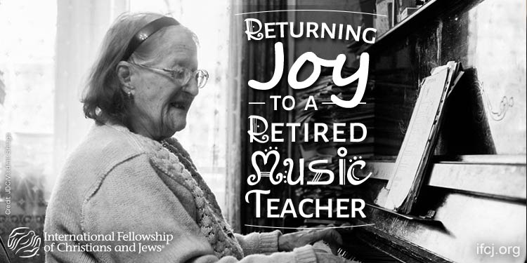 Lidia, IFCJ recipient playing the piano in an IFCJ promotion with the text: Returning joy to a retired music teacher.