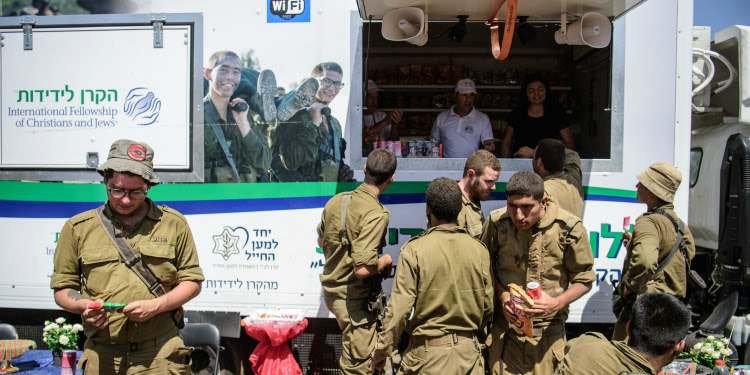 Soldiers being fed lunch by an IFCJ sponsored truck.