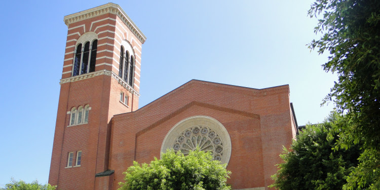 Close up image of First Congregational Church.
