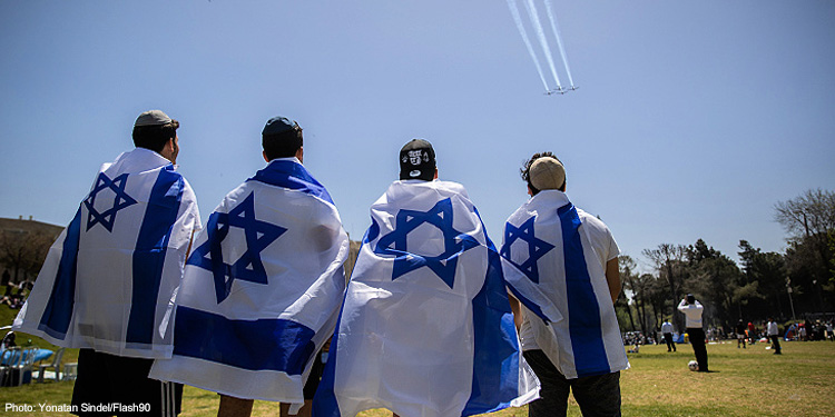 People watch the military airshow during Israel's 73rd Independence Day celebrations in Saker Park in Jerusalem, April 15, 2021