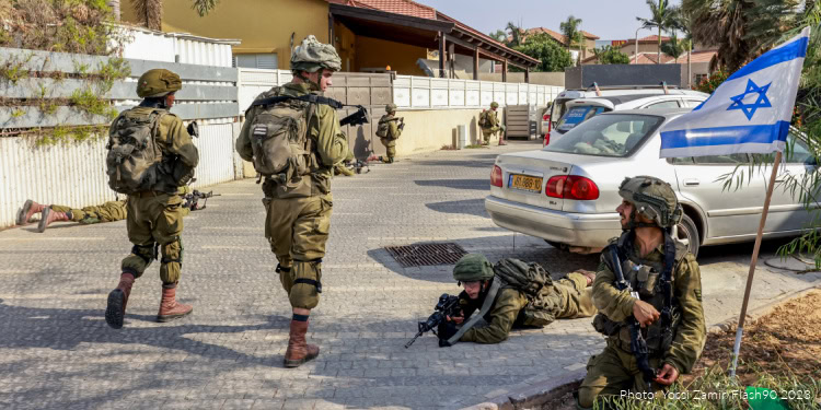 Israeli soldiers take position in the southern Israeli city of Sderot, October 8, 2023. Photo by Yossi Zamir/Flash90