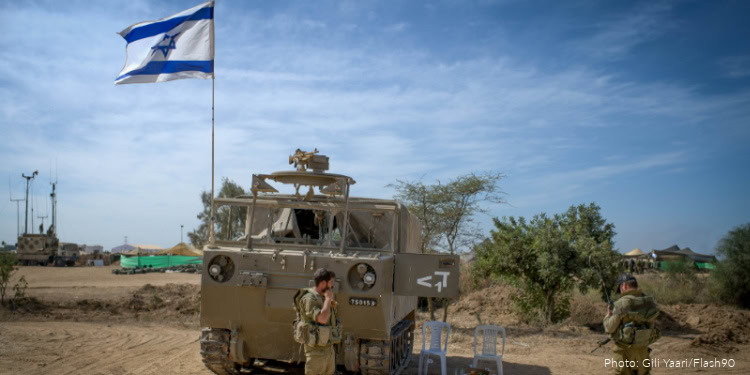 Israeli soldiers on Southern Israel on October 21, 2023. Photo by Gili Yaari/Flash90 *** Local Caption *** מלחמת חרבות ברזל מלחמה עזה חמס דרום עוטף עזה חיילים צהל דגל ישראל רכב נשוריין