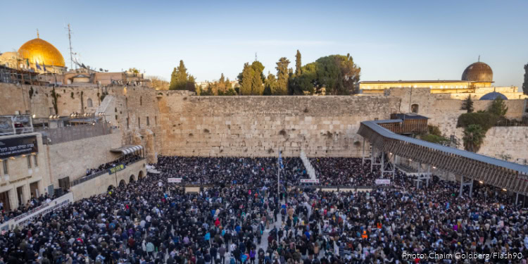 Jews pray for the army success in the war against Hamas, for the return of the Israeli hostages held by Hamas terrorists in Gaza and in memory of the people murdered in the October 7 massacre, at the Western Wall, Judaism's holiest prayer site in the Old City of Jerusalem, January 10, 2024. Photo by Chaim Goldberg/Flash90 *** Local Caption *** תפילה למען החטופים