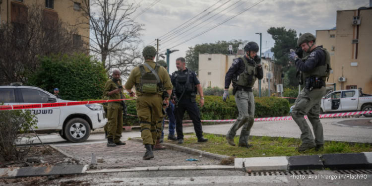Israeli security forces at the scene where a rocket fired from Lebanon into Northern Israel hit and injured two people in the northern Israeli city of Kiryat Shmona, February 13, 2024. Photo by Ayal Margolin/Flash90 *** Local Caption *** נפילות בקריית שמונה נפילה מלחמה