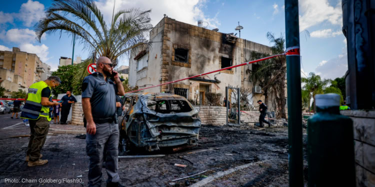 Israeli forces at the site where a missile fired from Lebanon hit houses and cars in Kiryat Bialik, northern Israel, September 22, 2024. Photo by Chaim Goldberg/Flash90