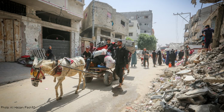 Palestinians move from the Shujaiya neighborhood after the Israeli army ordered its evacuation due to Hamas rocket fire, in Gaza. April 3, 2025.