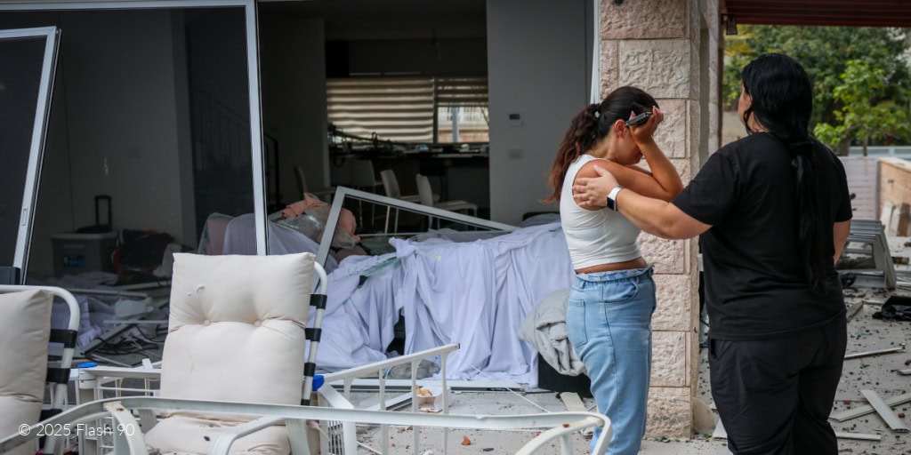 Israeli security and rescue forces at the scene where a ballistic missile fired from Iran hit and caused damage in Rishon LeZion, June 14, 2025. Photo by Flash90