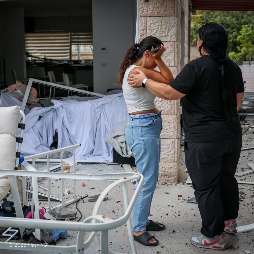 Israeli security and rescue forces at the scene where a ballistic missile fired from Iran hit and caused damage in Rishon LeZion, June 14, 2025. Photo by Flash90