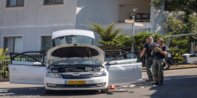 Israeli security forces at the scene of a stabbing attack in Kibbutz Tzova, in the Jerusalem mountains, September 12, 2025