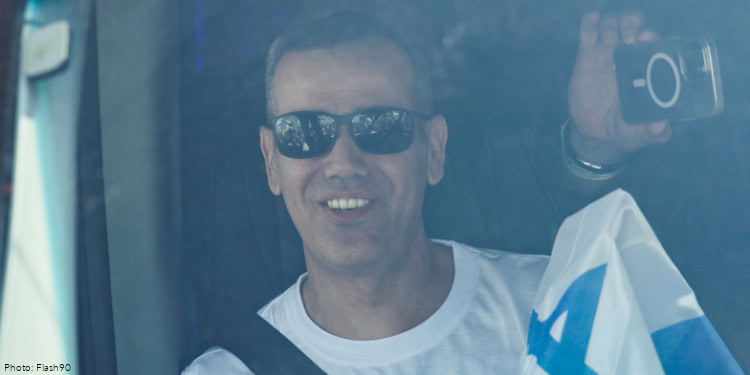 Freed hostage Omri Miran and his family members arrive at their home in Kibbutz Kramim, October 17, 2025.