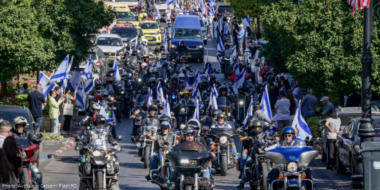 People pay their respects during the funeral service of slain Israeli hostage Ronen Engel in Rishon LeTzion, October 21, 2025.