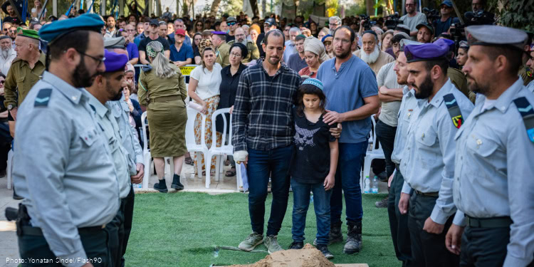 Family and friends attend the funeral of IDF Master sergeant (res.) Yona Efraim Feldbaum at Mt Herzl in Jerusalem October 29, 2025. Feldbaum was killed yesterday in an attack carried out by Palestinian terror operatives against Israeli troops stationed in the southern Gaza Strip.