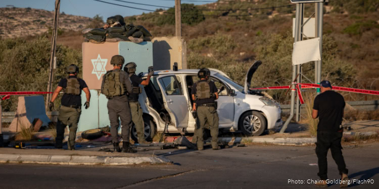Israeli security forces at the scene of a car-ramming attack near the Maccabim checkpoint in the West Bank, where an IDF soldier was injured, September 23, 2026. Photo by Chaim Goldberg/Flash90
