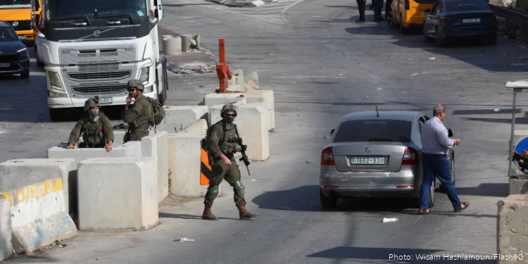 Israeli soldiers guard a checkpoint at the entrance to the West Bank city of Hebron, following a shooting attack in the area several days earlier, October 26, 2026. Photo by Wisam Hashlamoun/Flash90