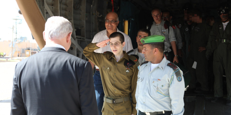 Gilad Shalit salutes PM Netanyahu upon his return from captivity, October 18, 2011