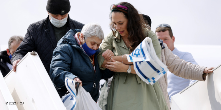 Yael Eckstein welcomes Fellowship Freedom Flight from Ukraine February 2022