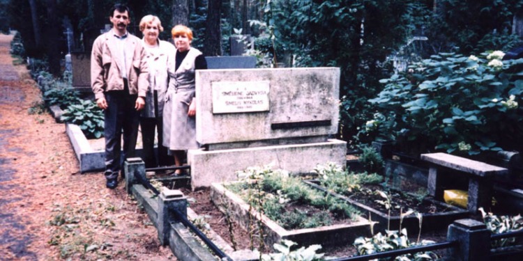 Holocaust survivor saved by Mykolas Simelis at grave of her parents