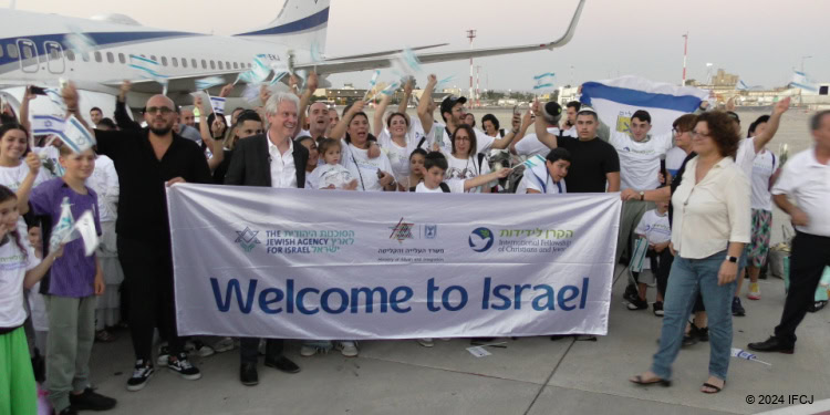 150 French olim arrive in Israel on a Fellowship aliyah flight.
