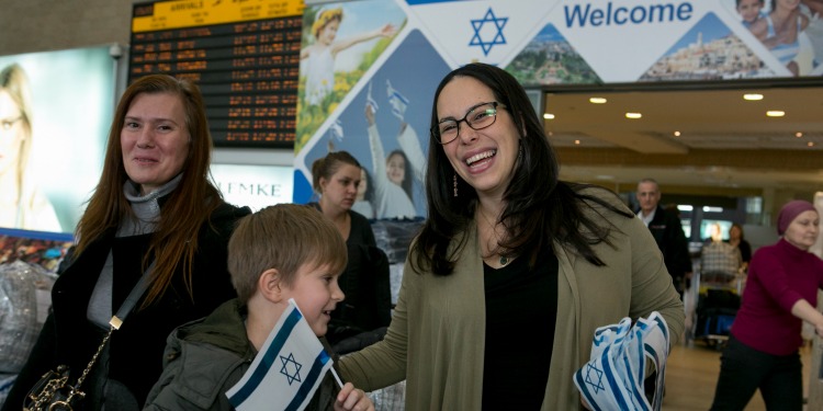 Yael Eckstein smiling with Olim from Freedom Flight