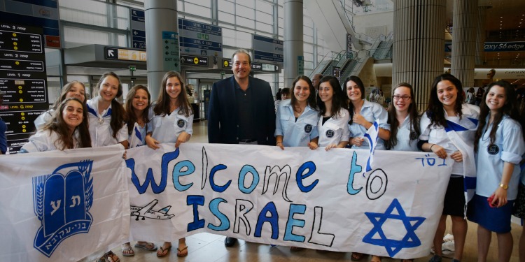Rabbi Eckstein and girls welcome Freedom Flight