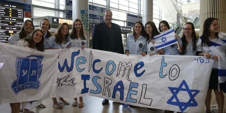 Rabbi Eckstein and girls welcome Freedom Flight