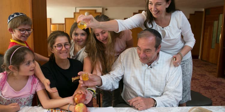 Rabbi Eckstein celebrating Rosh Hashanah with a family of six.