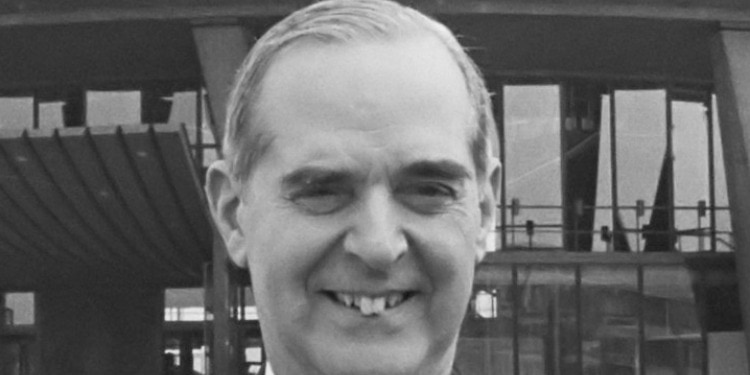 Black and white head shot image of Frits Phillips.