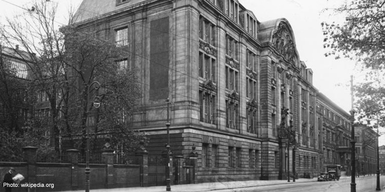 Black and white image of a building.