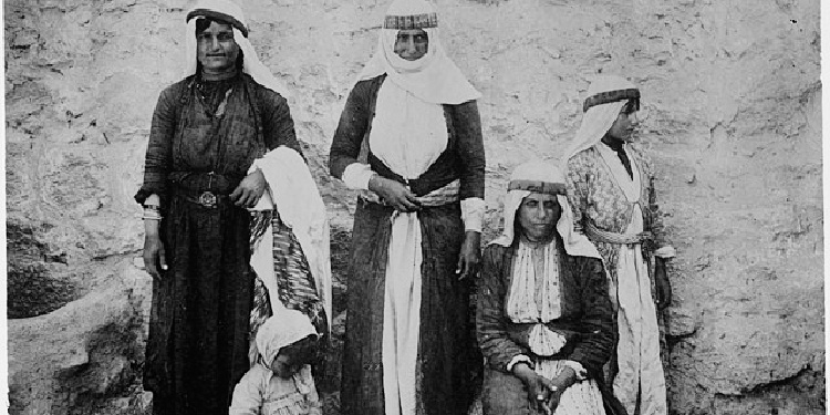 Druze women and children between 1898 and 1914.