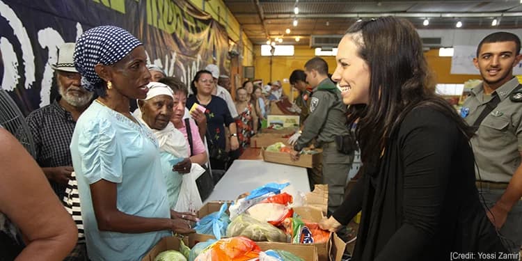 Yael Eckstein talking to an IFCJ recipient during a food box distribution event.