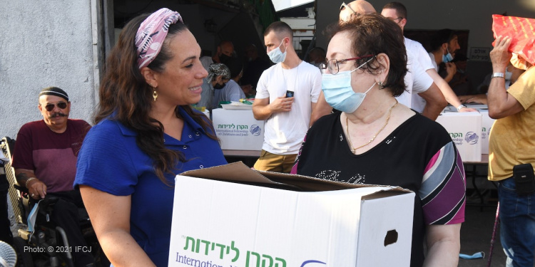 Yael Eckstein delivers High Holy Days food box