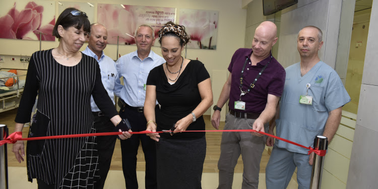 Yael Eckstein cutting the ribbon to the Haemek Medical Center.