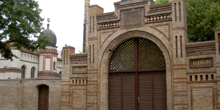 Outside view of Halle Synagogue.