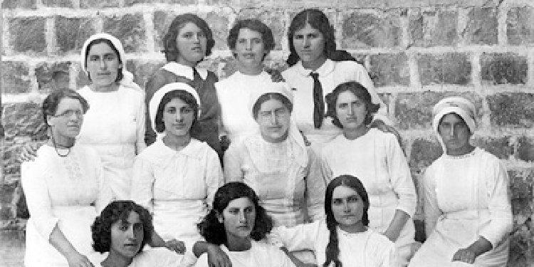 Hana Meisel (center), 1912, at Maidens' Farm in Galilee