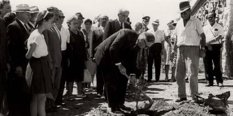 Hermann Graebe at Yad Vashem in 1965, honored for his Holocaust actions and testimony