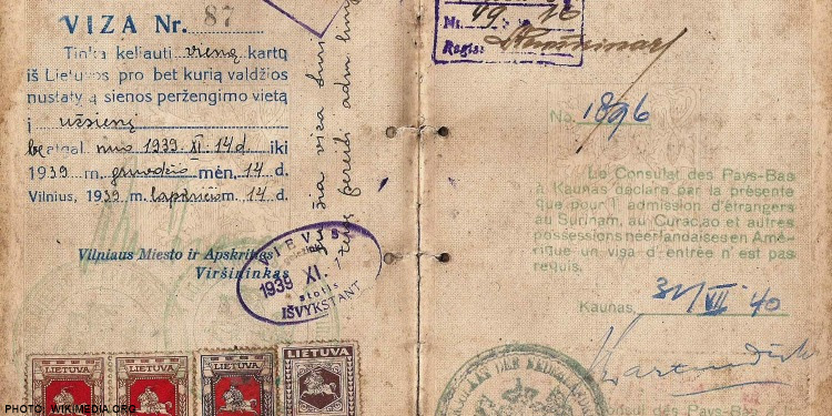 Image of a Holocaust visa with blue and purple ink