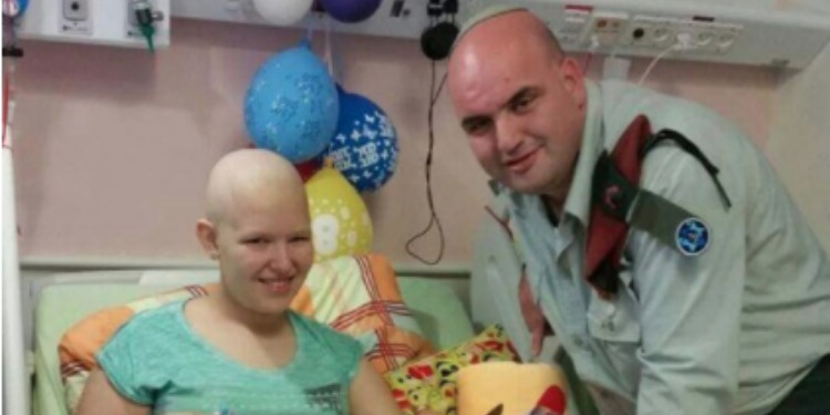 An IDF soldier visiting a child cancer patient.