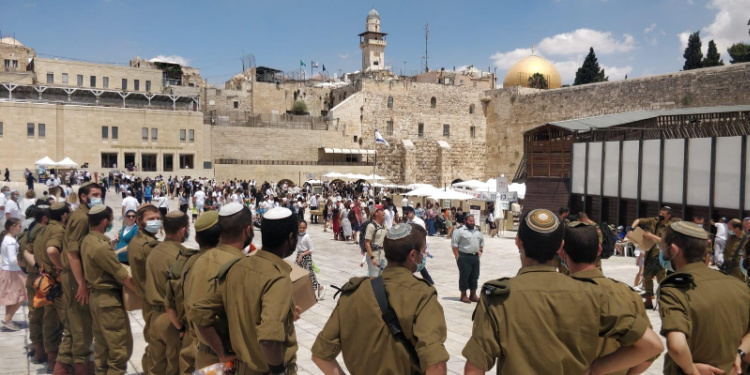 IDF soldiers among thousands in Jerusalem