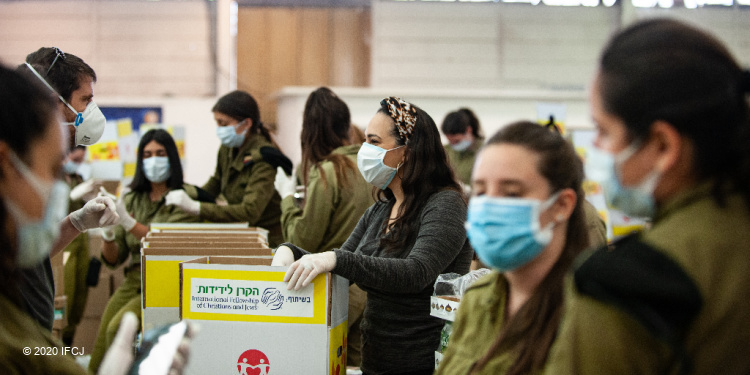 Yael Eckstein with IDF soldier who are protecting Israel and her people