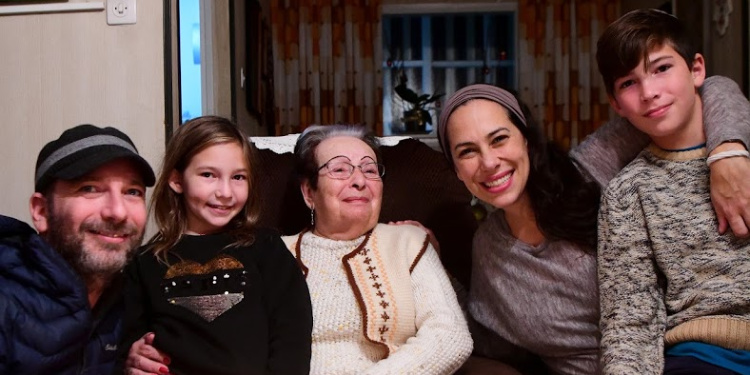 Yael and family show biblical concept of tzedakah by visiting elderly Jewish woman