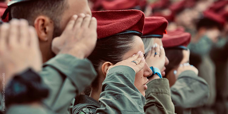 Israeli soldiers taking part in a memeorial ceremony