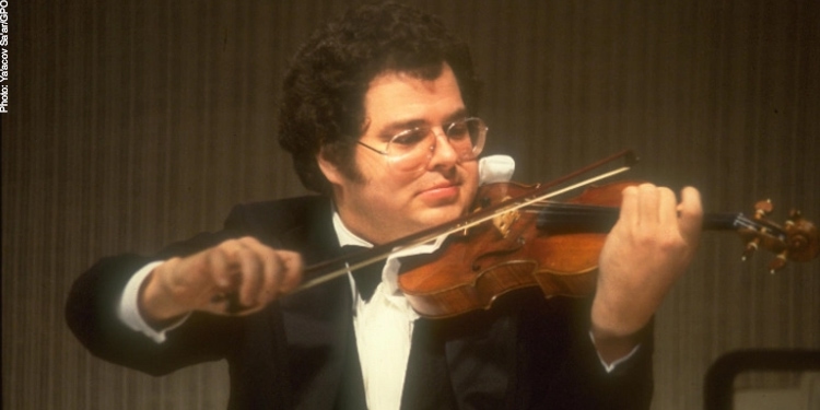 Itzhak Perlman in a suit playing the violin.