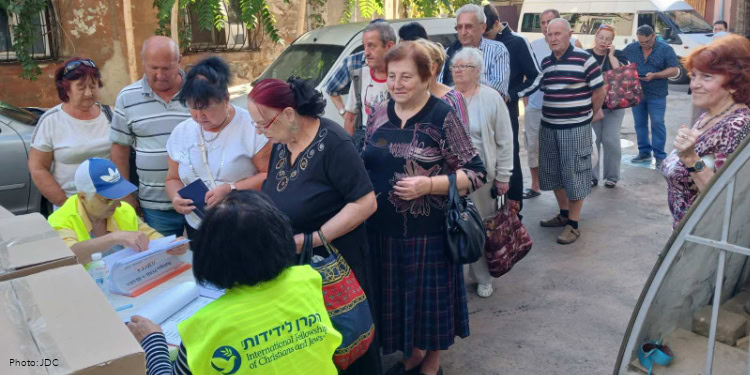 The Fellowship’s support to JDC in 2025 funded the distribution of 7,111 Rosh Hashanah holiday food packages in cities across Ukraine.