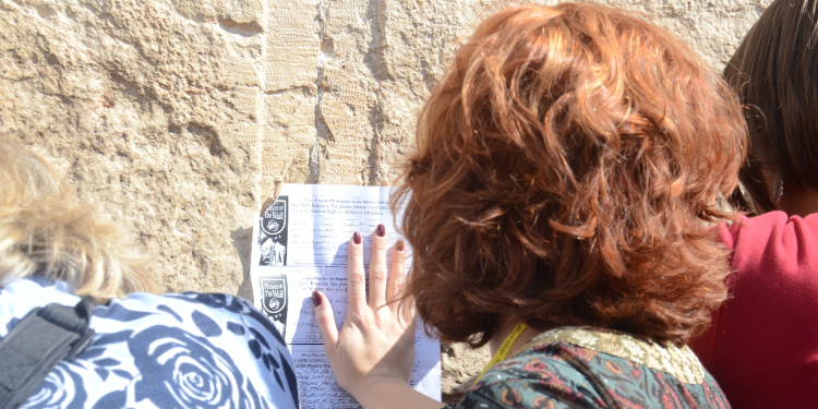 Women praying at Western Wall