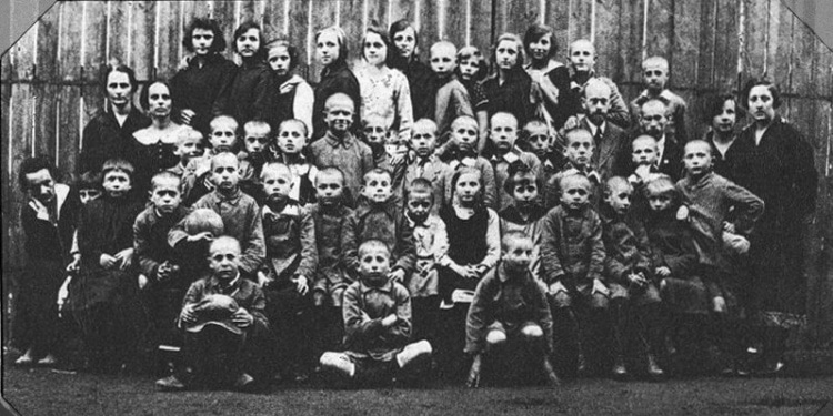 Doctor Janusz Korczak and children